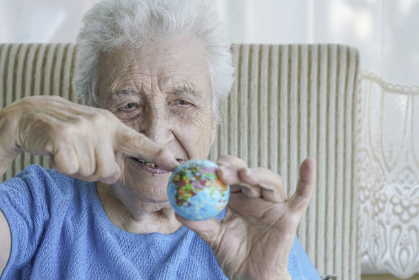 Starší žena ukazuje někde na světě - Fotografie, Obrázek