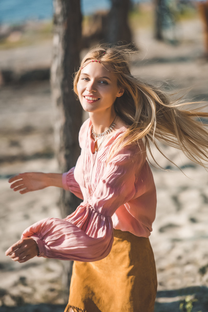 atraktivní veselá hippie dívka tančí v lese - Fotografie, Obrázek