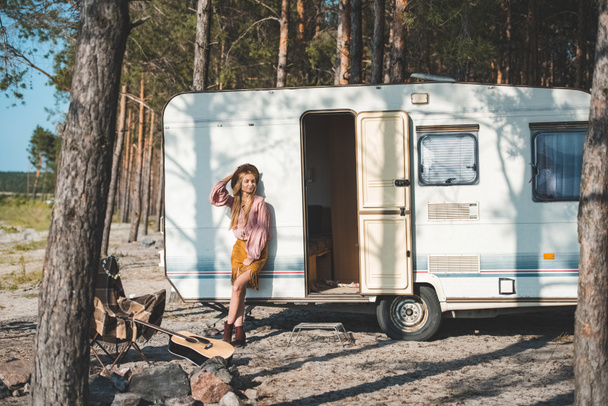 gyönyörű hippi lány pózol lakóautót, erdő közelében - Fotó, kép