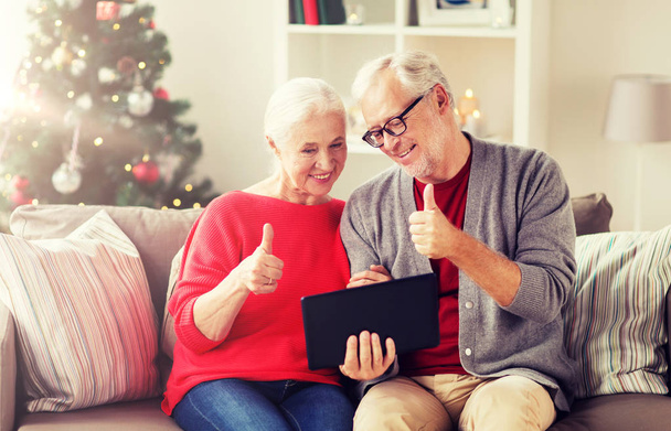 happy senior couple with tablet pc at christmas - Fotoğraf, Görsel