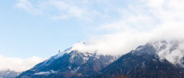 Bewolkt landschap in hoge besneeuwde bergen - Foto, afbeelding
