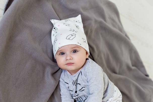 Εικόνα του γλυκό κοριτσάκι σε ένα στεφάνι, closeup πορτρέτο χαριτωμένος 6 μηνών παλιά χαμογελαστό κορίτσι, μικρό παιδί. - Φωτογραφία, εικόνα