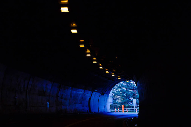Perspective Vue à travers un tunnel sombre avec la lumière au bout
 - Photo, image