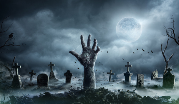 Χέρι ζόμπι που υψώνονται έξω από ένα νεκροταφείο στο τρομακτικό νύχτα - Φωτογραφία, εικόνα