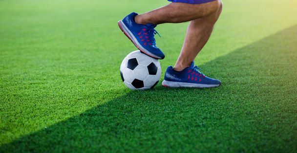 Piłka nożna gracz skakać i stomp na treningi do pułapki i kontroli piłki nożnej. - Zdjęcie, obraz