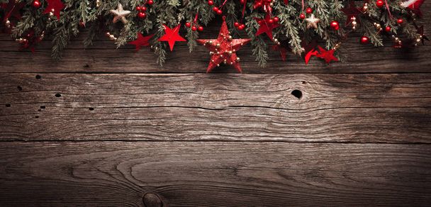 Árbol de abeto de Navidad con estrella roja en fondo de madera
  - Foto, imagen
