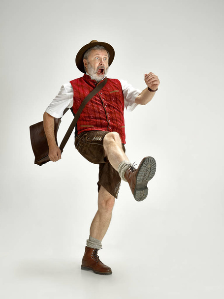 Portrait of Oktoberfest man, wearing a traditional Bavarian clothes - Foto, Bild