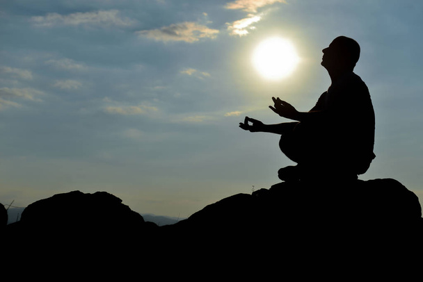 napkelte-jóga, a meditáció és a koncentráció munka - Fotó, kép