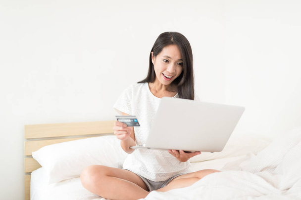 Naisen käyttö kannettavan tietokoneen luottokortilla
 - Valokuva, kuva
