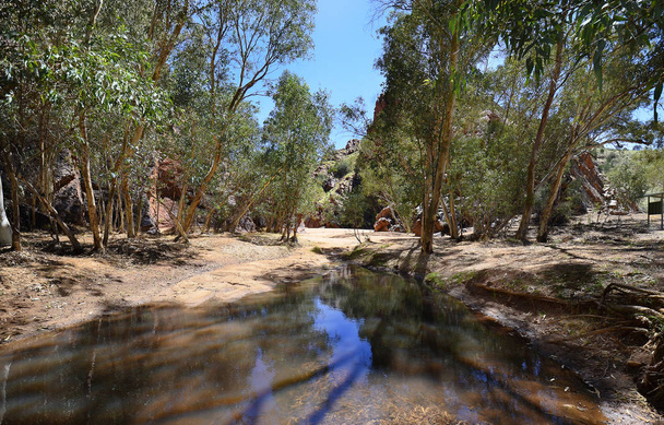 Australië, Nt, waterhole Emily Gap in nationaal park East Mcdonnell Range - Foto, afbeelding