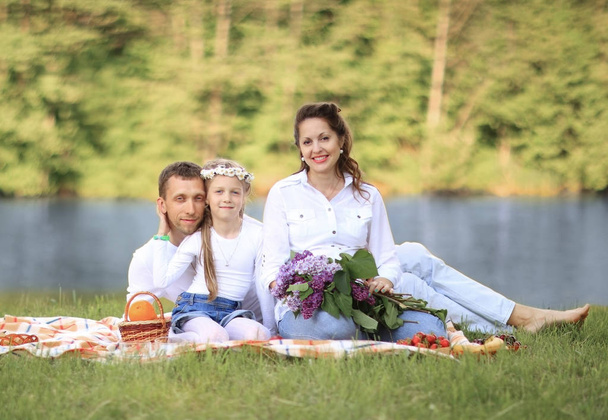 happy father of a daughter and a pregnant mom at a picnic. - Foto, Bild