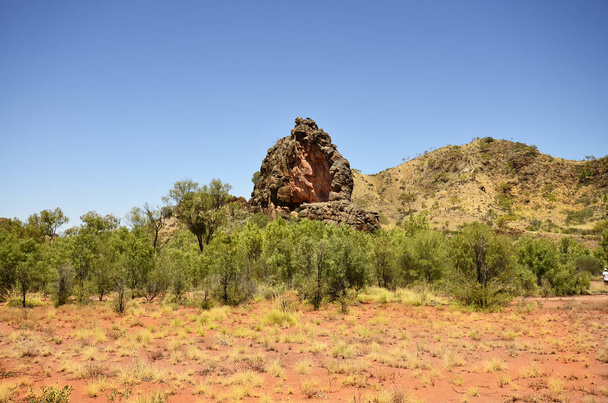 Australië, Nt, Corroboree Rock in nationaal park East Mcdonnell Range, heilige plaats voor Aborigine cultuur - Foto, afbeelding