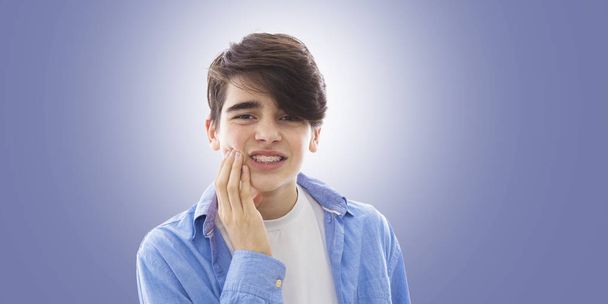 tiener met tand of mond pijn - Foto, afbeelding