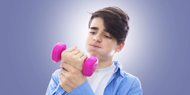 emelési súly erőfeszítéssel tinédzser portréja - Fotó, kép