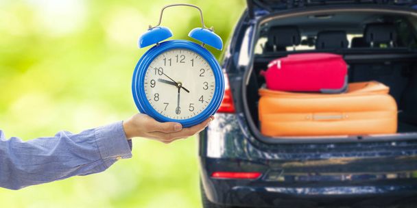 horloge et voiture avec coffre et valises, vacances et voyages
 - Photo, image