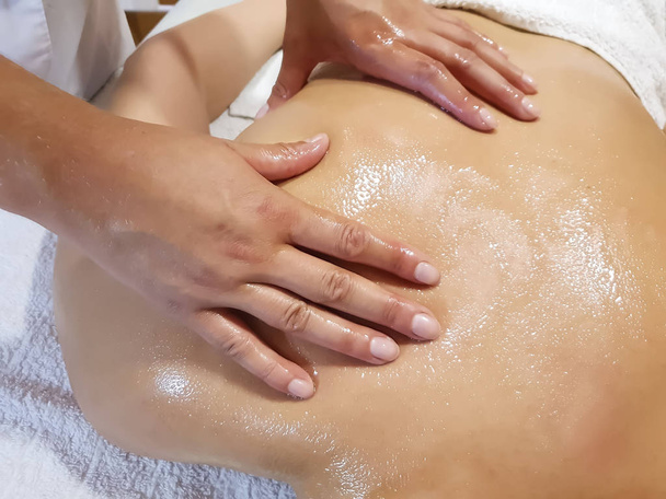 Massage Rücken Mädchen Entspannung, Wellness-Behandlung  - Foto, Bild