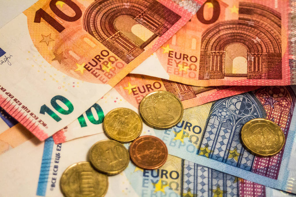 Een samenstelling van eurobankbiljetten en -muntstukken die grote keuzemogelijkheden biedt voor het illustreren van onderwerpen als zaken, banken, media, presentaties enz.. - Foto, afbeelding