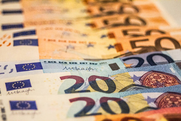 Een samenstelling van eurobankbiljetten die grote keuzemogelijkheden biedt voor het illustreren van onderwerpen als zaken, banken, media, enz.. - Foto, afbeelding