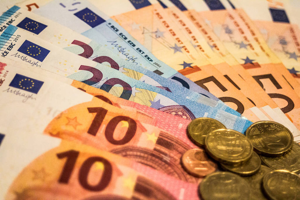 Az eurobankjegyek és -érmék összetétele kiváló lehetőségeket kínál arra, hogy üzleti, banki, média-, prezentációs stb. témákat illusztráljanak.. - Fotó, kép