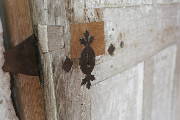 vieille serrure dans une porte en bois
 - Photo, image
