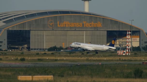 Airbus A320 of Lufthansa landing in Frankfurt am Main airport - Filmagem, Vídeo