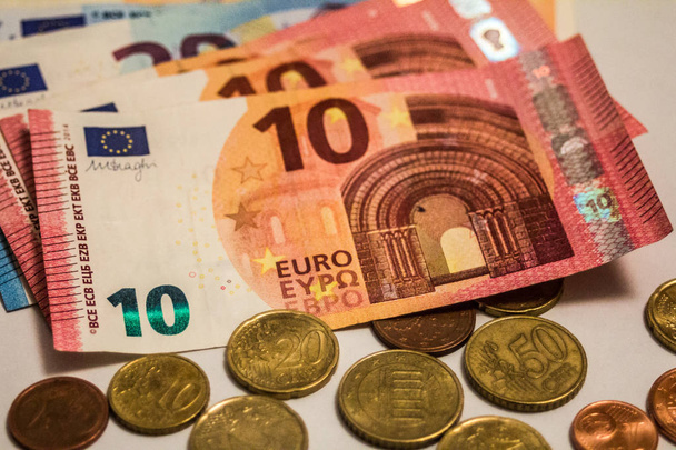 Skład banknotów i monet euro zapewniający doskonałe możliwości ilustrowania tematów takich jak biznes, bankowość, media, prezentacje itp.. - Zdjęcie, obraz
