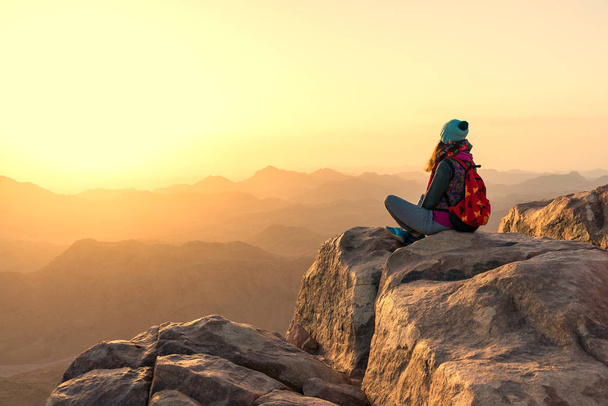 девушка смотрит на восход солнца
 - Фото, изображение