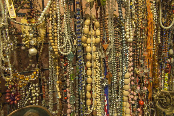veines, ginseng et diverses décorations de bijoux constituant l'offre votive comme fond
 - Photo, image