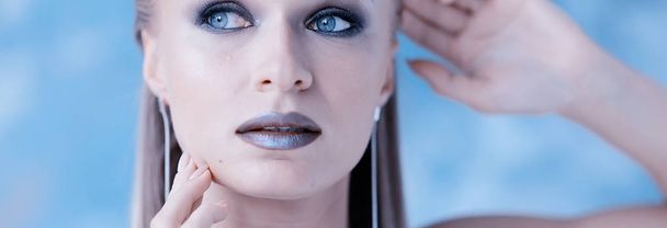 fashion portrait of beautiful young woman with stylish makeup - Fotografie, Obrázek