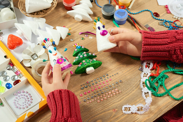 Lapset tekevät koristeita uudenvuoden lomalle. Maalaan akvarelleja. Huippunäkymä. Taideteos työpaikalla luovia lisävarusteita
. - Valokuva, kuva