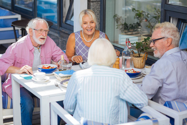 Personas mayores felices relajándose juntos en el café
 - Foto, Imagen