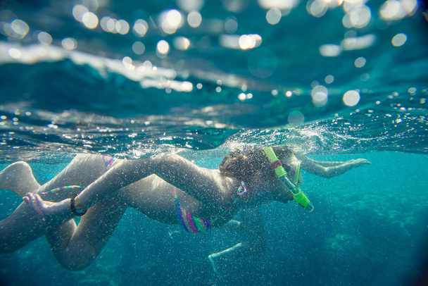 Děvče plave pod vodou - Fotografie, Obrázek