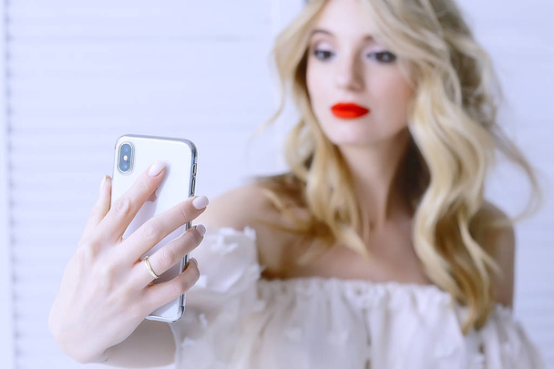 modelo con hermoso maquillaje tomando selfie con teléfono móvil, concepto de estilo, glamour y moda
 - Foto, imagen