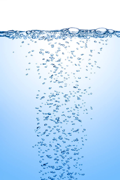 fröccsenő víz és víz alatti buborék buborékok ater felszínén - Fotó, kép