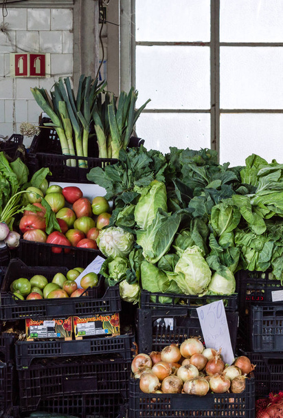 Stände mit frischem Gemüse und Obst in bolhao auf porto market. portugal - Foto, Bild