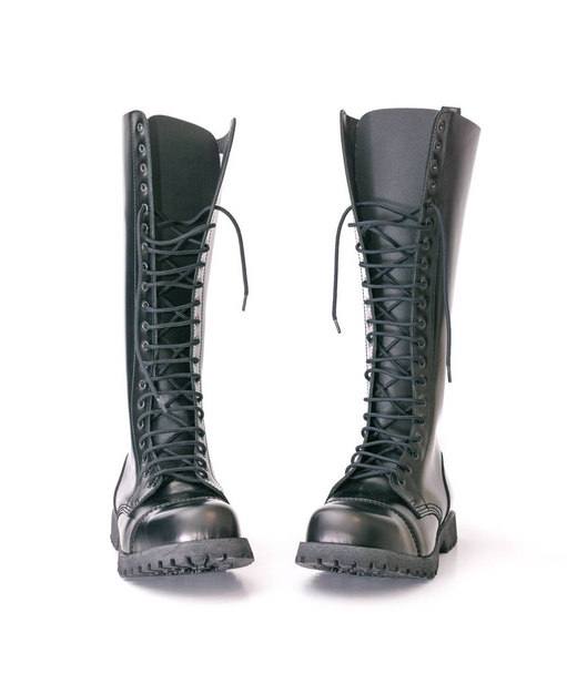 Πανκ oi goth ψηλά ως το γόνατο μαύρο καταπολέμηση της μόδας μπότες με βιδωθεί πέλματα - απομονωθεί σε λευκό - Φωτογραφία, εικόνα