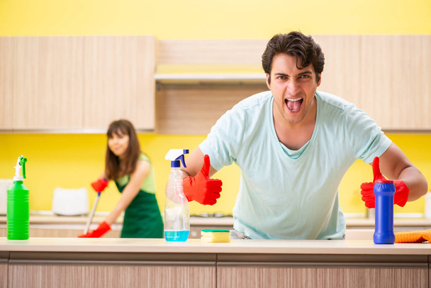 Молода пара працює на кухні
  - Фото, зображення