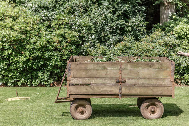 Carruagem vintage para transporte de ervas daninhas e partes cortadas de árvores, Reino Unido
 - Foto, Imagem