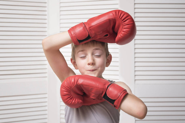 Vicces piros boksz-kesztyű a fiú. Sport koncepció - Fotó, kép