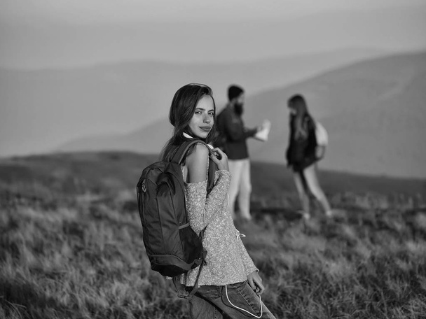 girl with backpack on mountain - Zdjęcie, obraz