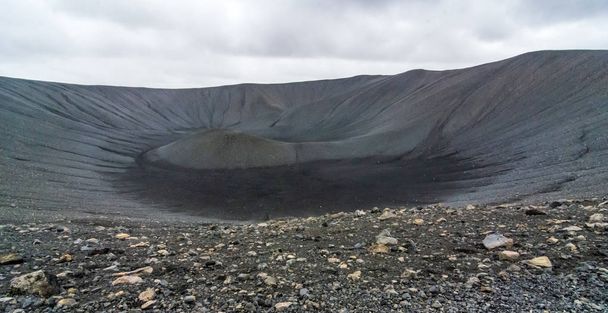Hverfjall - Hverfell вулкана творець в крапля, вулканічного району в Myvarn, Ісландія. Це один з найбільших кратерів тефри у світі, коли магми зв'язався з води. - Фото, зображення