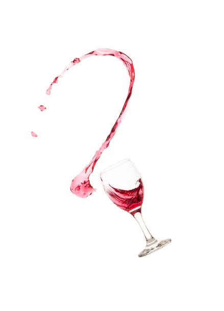 скляний посуд з червоними винними бризками тече на білому тлі
  - Фото, зображення