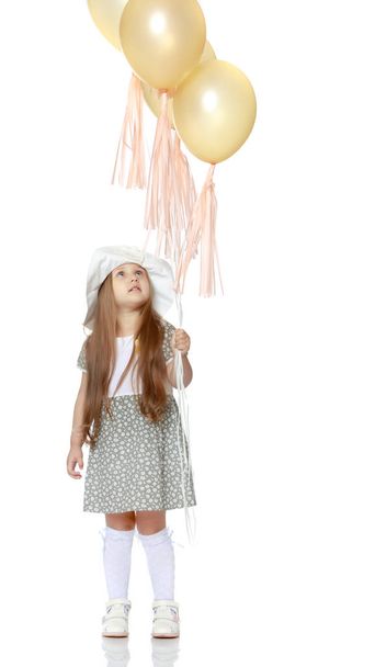 Little girl is playing with a balloon - Foto, Bild