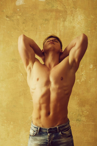 Sportler posiert mit starkem, nacktem Oberkörper - Foto, Bild