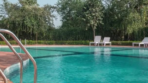 Hotel zwembad met zonnige reflecties - Video