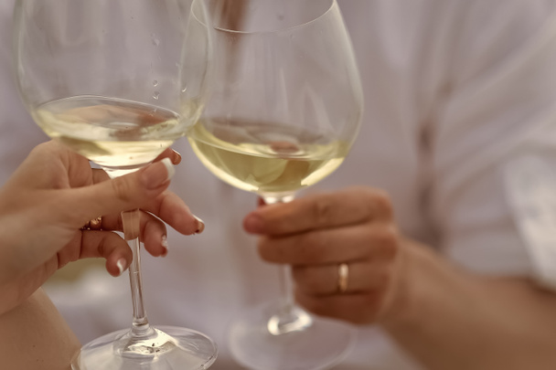 Homme et femme avec verres à vin
 - Photo, image