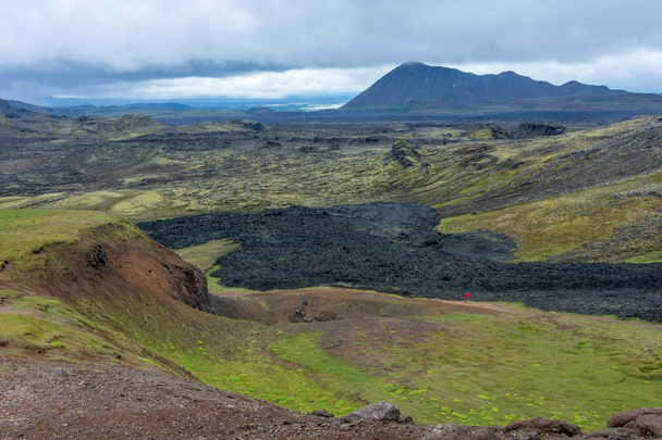 Río Lava en Leirhnjukur - Clay Hill - En el norte de Islandia - un hermoso campo de lava volcánica con ríos de lava y formaciones de riolita con lava de pahoehoe, flujos de lava y cráteres de colores
 - Foto, imagen