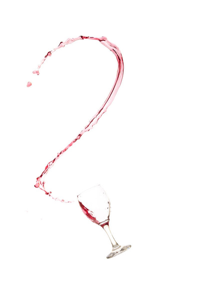 wijnglas met rode drankje spatten geïsoleerd op witte achtergrond  - Foto, afbeelding