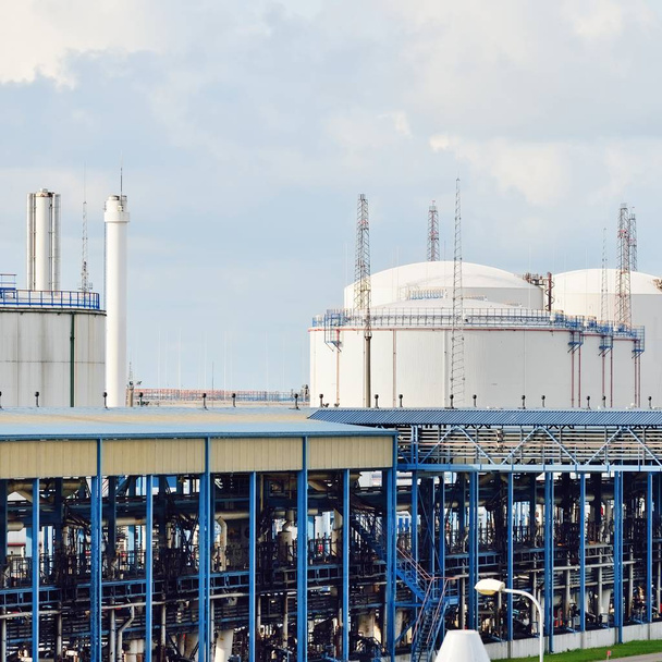 Réservoirs de stockage d'huile au terminal de Ventspils par temps clair d'été
  - Photo, image