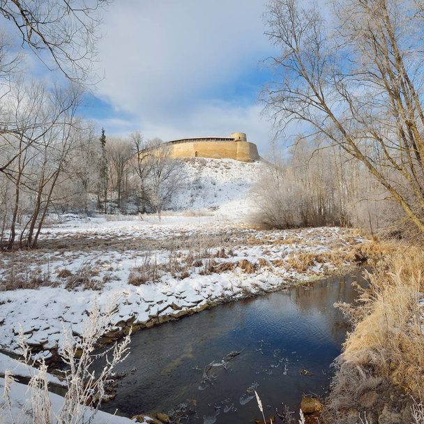 Antigua fortaleza de la ciudad de Izborsk en invierno, Rusia
 - Foto, imagen
